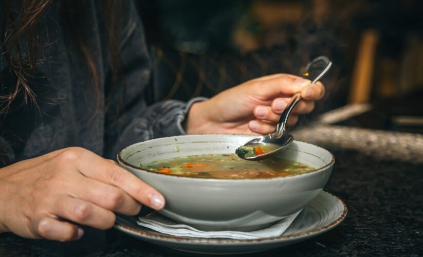 10 Caldos Quentes para Saborear no Inverno: Receitas Fáceis e Cheias de Sabor