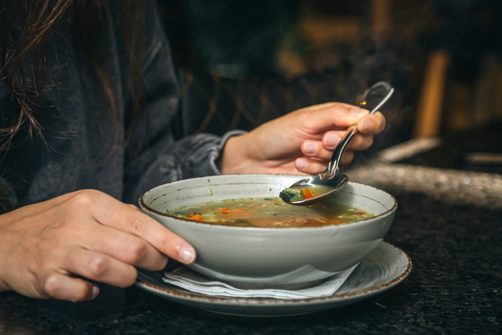 10 Caldos Quentes para Saborear no Inverno: Receitas Fáceis e Cheias de Sabor